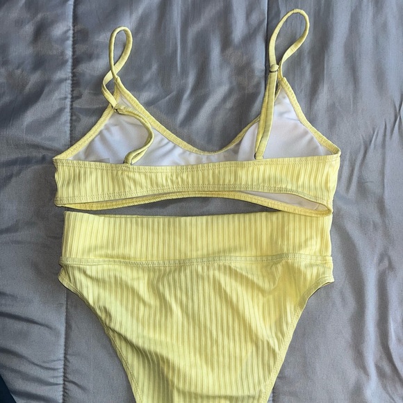 Yellow high waisted bikini - Picture 2 of 5